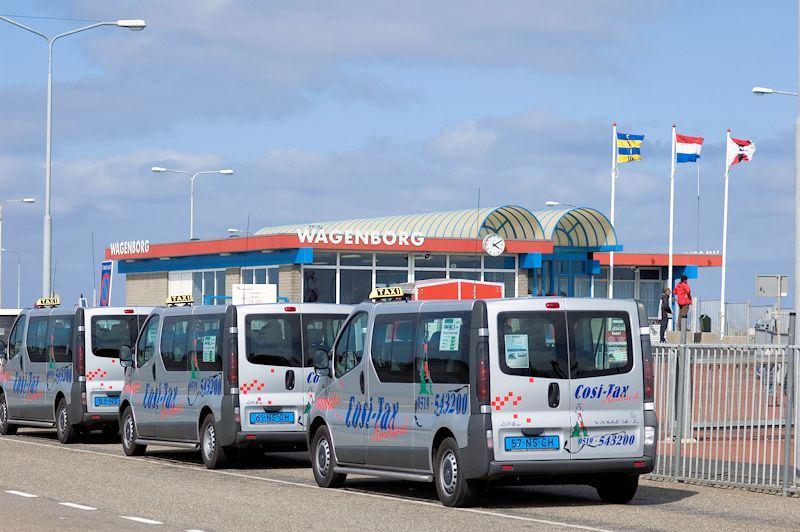 Taxi´s warten auf Sie am Anleger