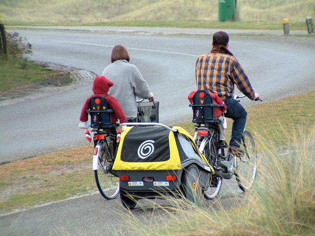 Radtour mit der ganzen Familie und wenn es nötig ist sogar mit dem Hund im entsprechenden Anhänger