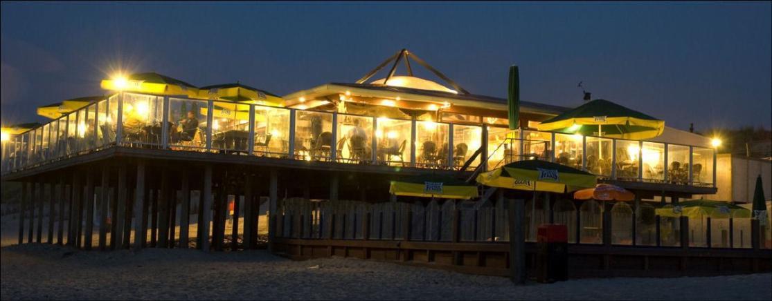 Strandpavillion am Abend